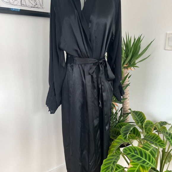 Oscar de la Renta Other - NWT Oscar de la Renta Black Satin Robe with Lace Trim